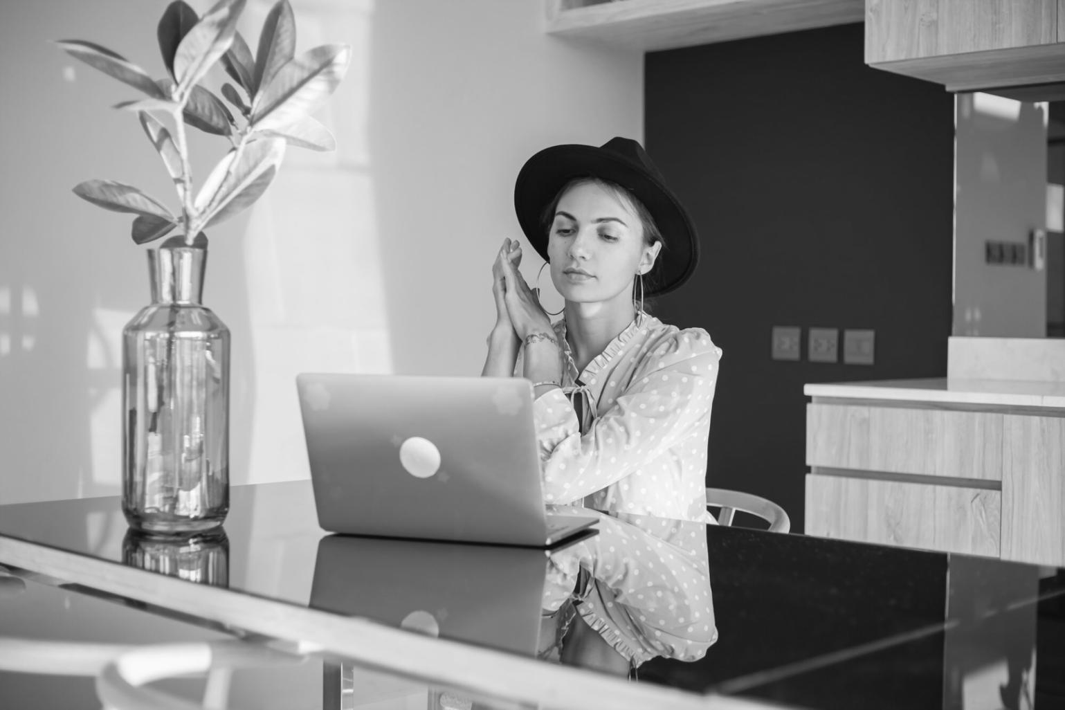 Proses analisis fundamental melibatkan riset mendalam dan data ekonomi terkini