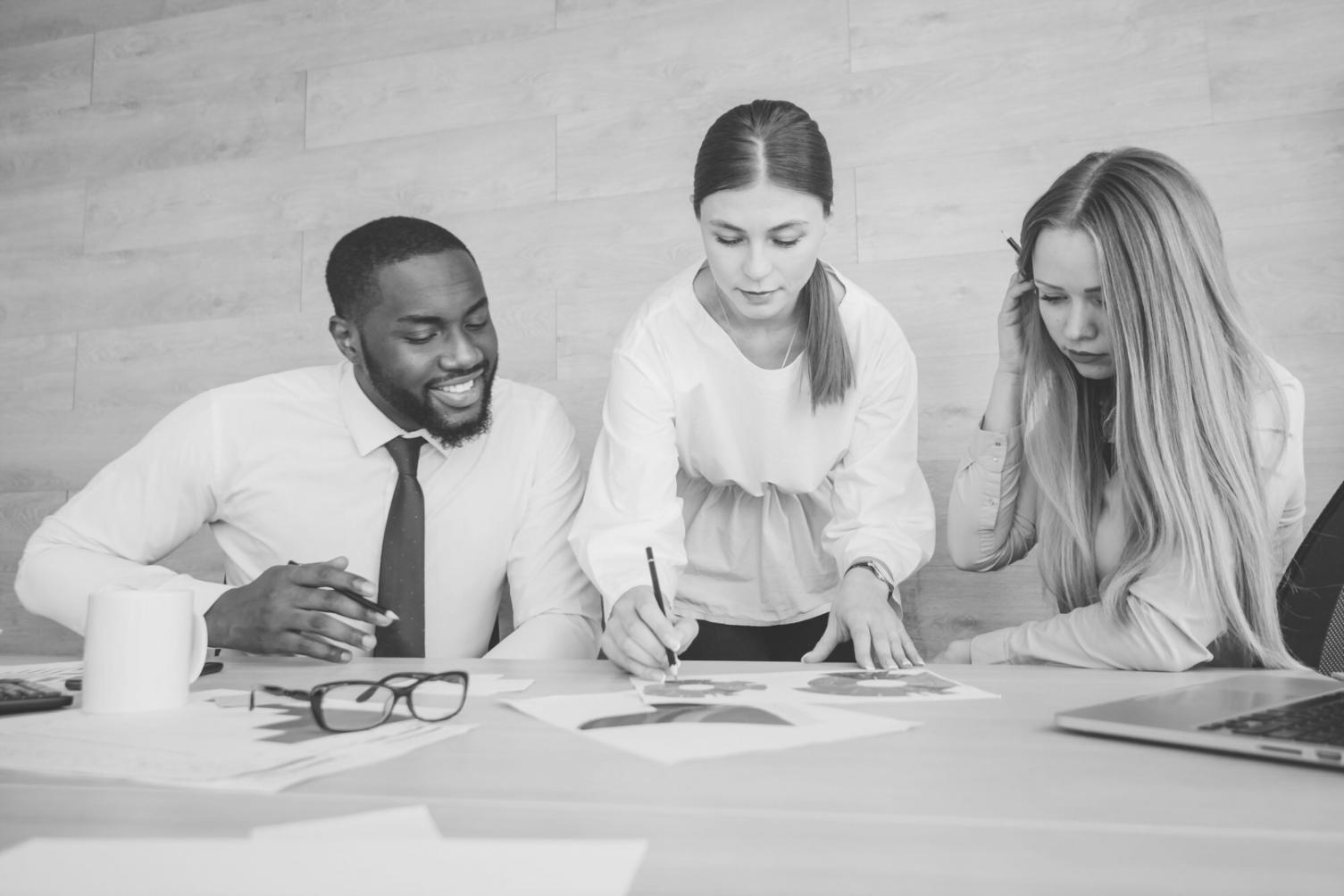 Tim Bylbex sedang menganalisis data pasar dan laporan keuangan untuk riset fundamental