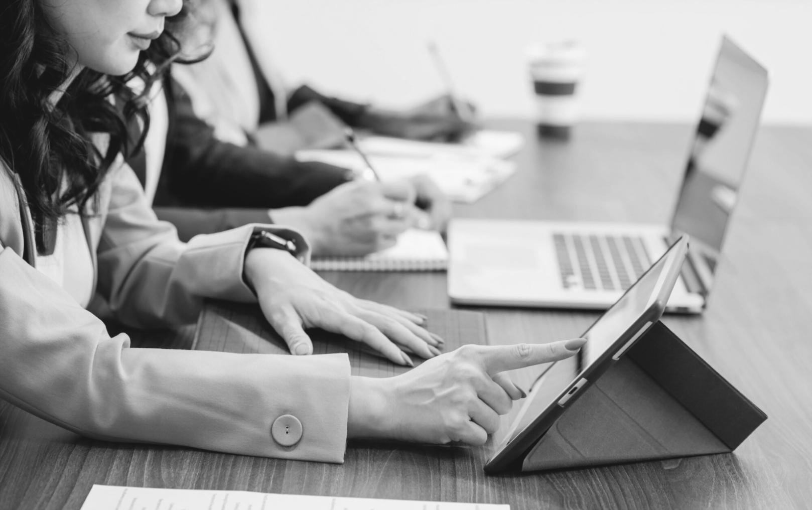 Ilustrasi akses platform dari berbagai perangkat dengan koneksi stabil