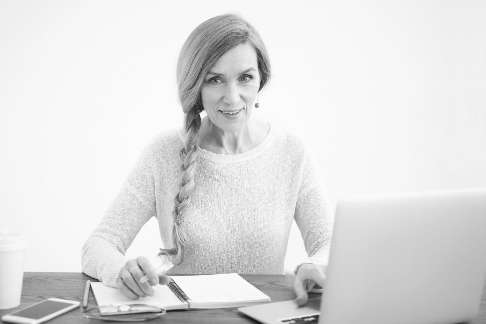 Suasana kerja profesional tim Bylbex yang fokus pada analisis pasar dan pelayanan klien